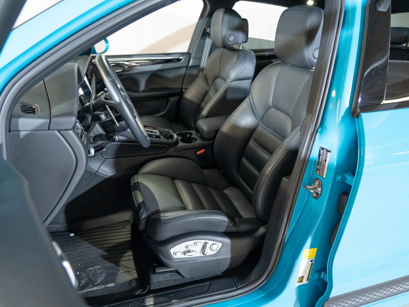 Certified 2023 Porsche Macan AWD/4WD image 4
