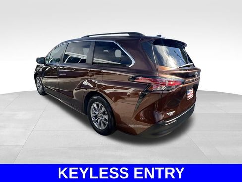 Used 2021 Toyota Sienna XLE image 6