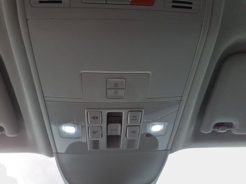 Certified 2025 Volkswagen Taos SE image 30