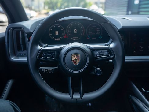 Certified 2025 Porsche Cayenne AWD/4WD image 6