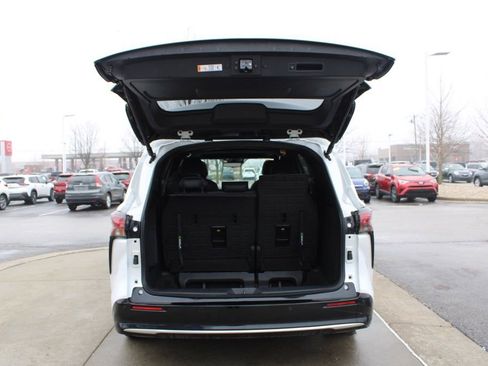 Used 2025 Toyota Sienna Platinum image 10