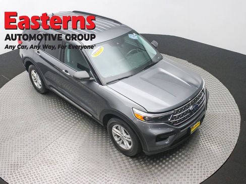 Used 2022 Ford Explorer XLT image 3