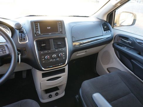 Used 2018 Dodge Grand Caravan SE w/ UConnect Hands-Free Group image 20