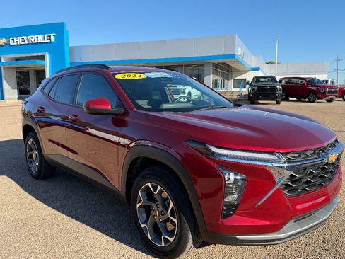 Used 2024 Chevrolet Trax LT image 2