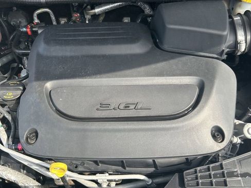 Used 2023 Chrysler Pacifica Touring-L FWD image 1