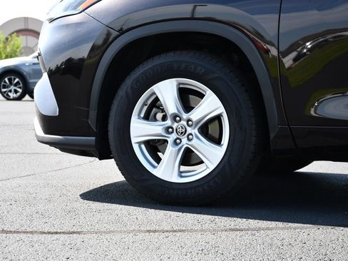 Used 2021 Toyota Highlander LE FWD image 12