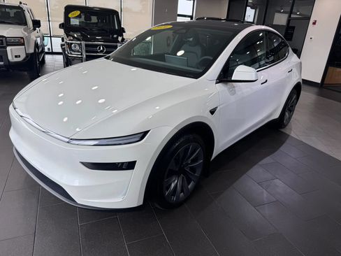 Used 2026 Tesla Model Y AWD image 1
