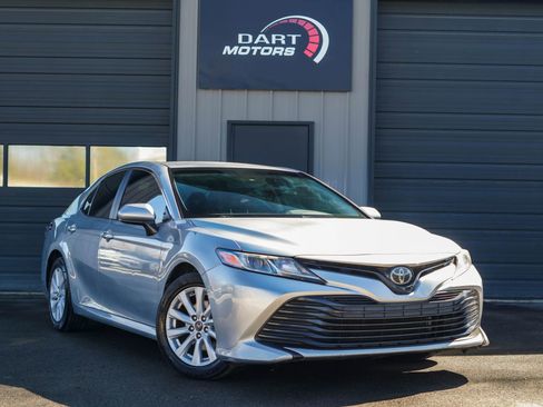 Used 2018 Toyota Camry LE image 1