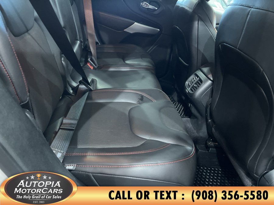 Used 2018 Jeep Cherokee Trailhawk AWD/4WD image 17