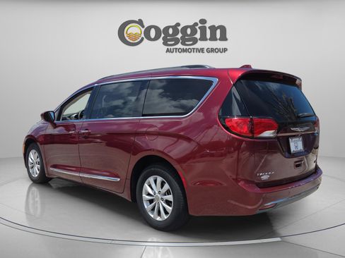 Used 2017 Chrysler Pacifica Touring-L FWD image 3