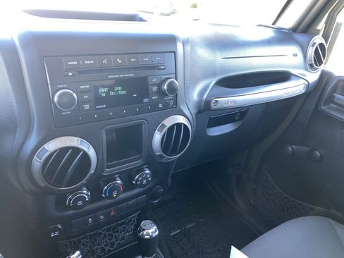 Used 2015 Jeep Wrangler Sport AWD/4WD image 13