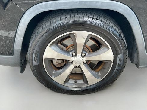Used 2019 Jeep Cherokee Limited FWD image 32