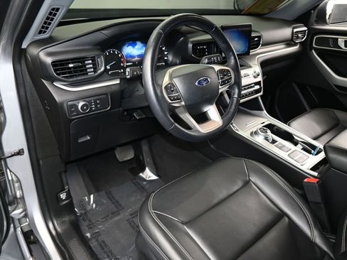 Used 2022 Ford Explorer XLT w/ Equipment Group 202A image 10