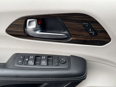 Used 2022 Chrysler Pacifica Limited image 15