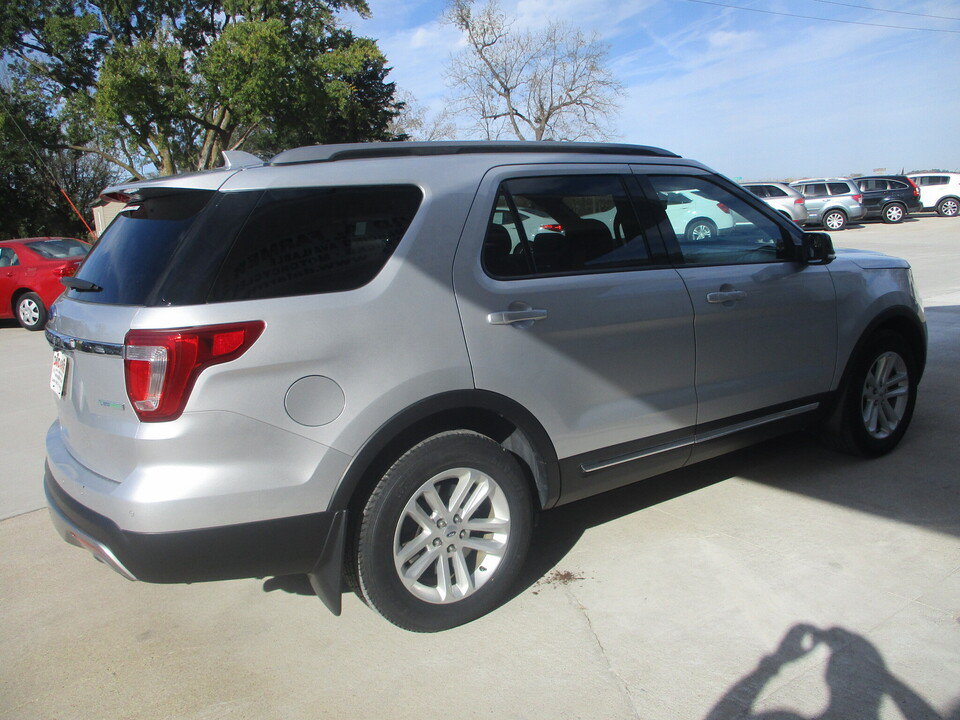 Used 2017 Ford Explorer XLT w/ Equipment Group 202A FWD image 16