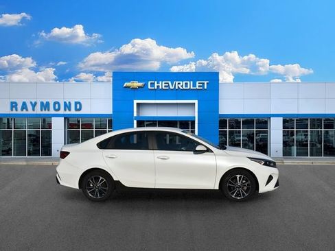 Used 2022 Kia Forte LXS FWD image 2