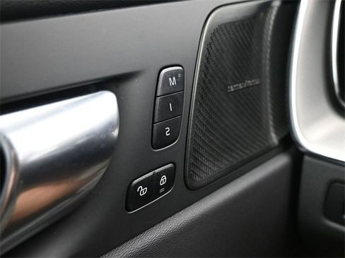 Used 2022 Volvo XC60 B6 R-Design w/ Advanced Package image 29