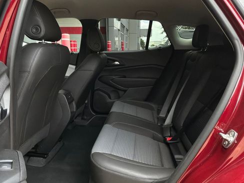 Used 2025 Chevrolet Trax LT FWD image 11