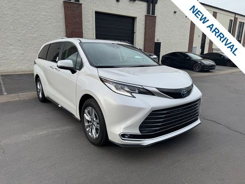 Used 2024 Toyota Sienna Limited image 1