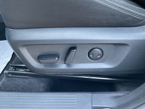 Used 2025 Nissan Rogue SV FWD image 9