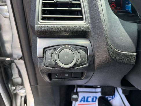 Used 2018 Ford Explorer XLT w/ Equipment Group 202A AWD/4WD image 12