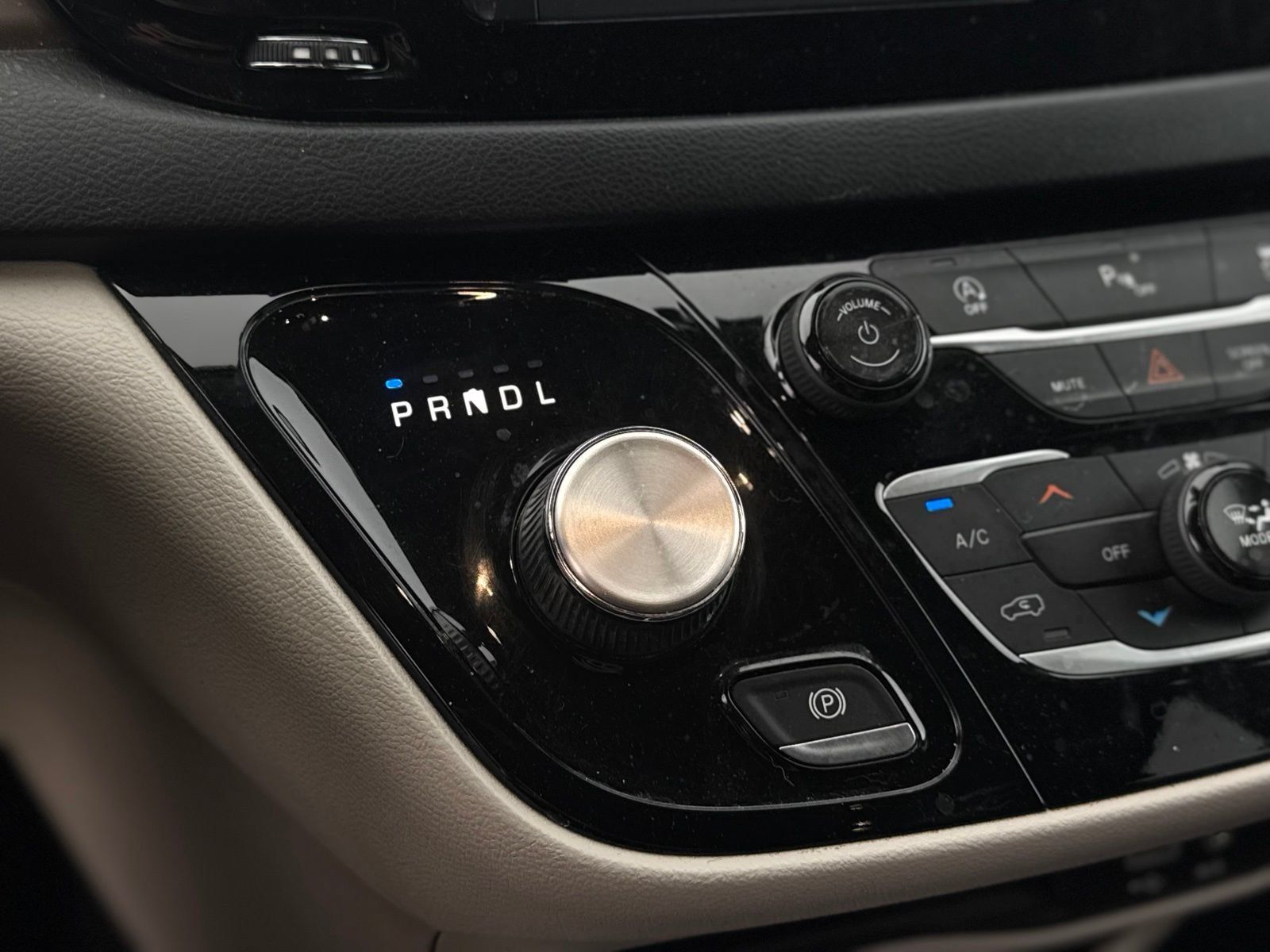 Used 2018 Chrysler Pacifica Touring-L FWD image 21