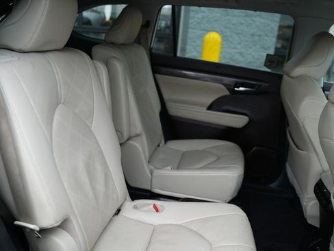 Used 2021 Toyota Highlander Platinum image 30