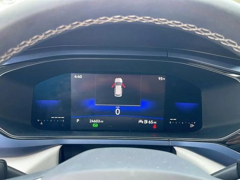 Used 2022 Volkswagen Taos SE w/ Panoramic Sunroof Package FWD image 12