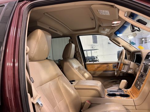 Used 2010 Lincoln Navigator L image 16