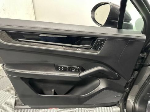 Used 2025 Porsche Cayenne S AWD/4WD image 14