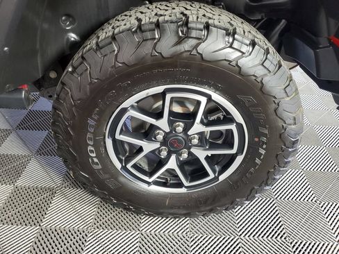 Used 2025 Jeep Wrangler Unlimited Rubicon w/ Convenience Group AWD/4WD image 31