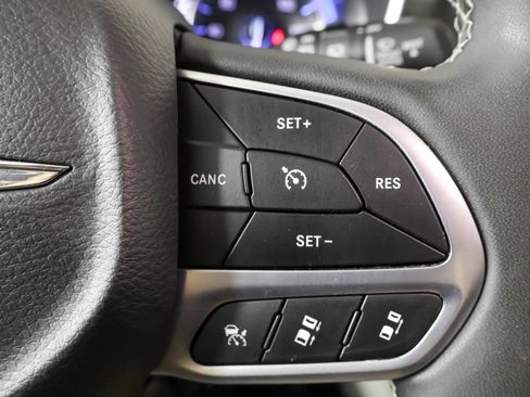 Used 2023 Chrysler Pacifica Touring-L FWD image 28