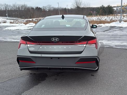 Used 2025 Hyundai Elantra SE image 8