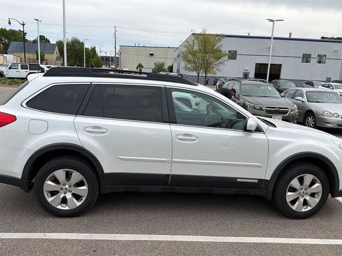 Used 2012 Subaru Outback 3.6R Limited w/ Moonroof Pkg AWD/4WD image 2