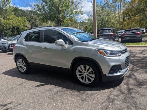 Used 2020 Chevrolet Trax Premier FWD image 2