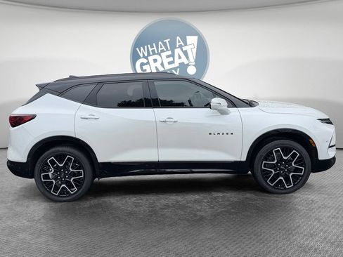 Used 2023 Chevrolet Blazer RS w/ Driver Confidence II Package FWD image 2