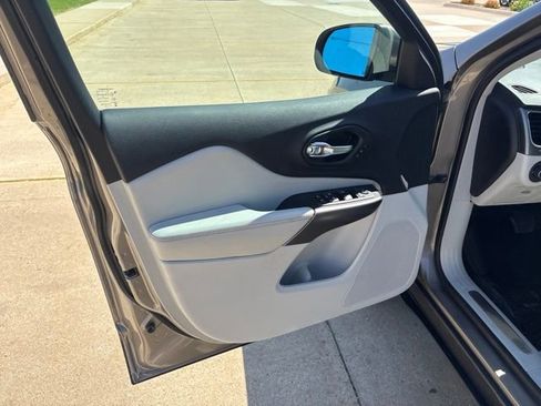 Used 2019 Jeep Cherokee Limited AWD/4WD image 10