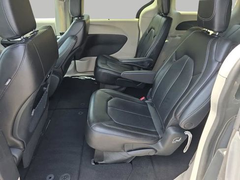 Used 2023 Chrysler Pacifica Touring-L FWD image 14