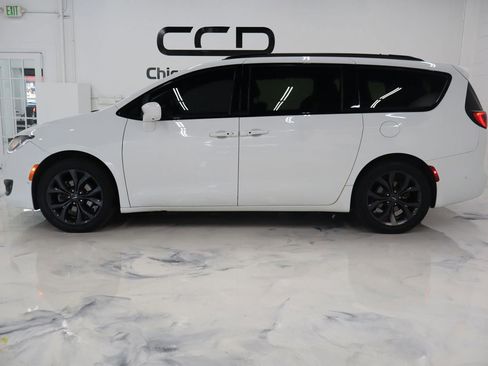 Used 2018 Chrysler Pacifica Touring-L Plus w/ Advanced Safetytec Group FWD image 3