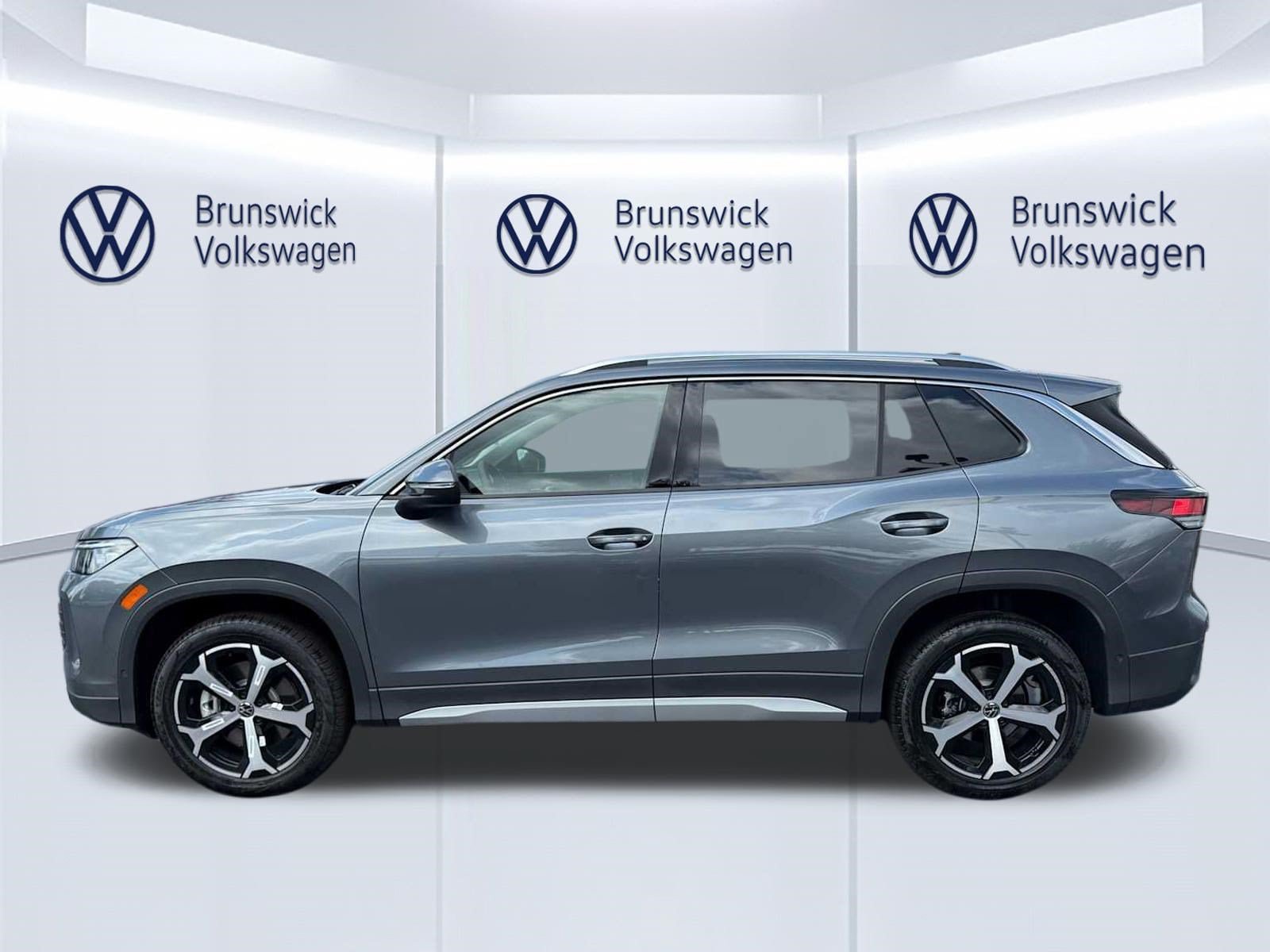 New 2026 Volkswagen Tiguan SE AWD/4WD image 3