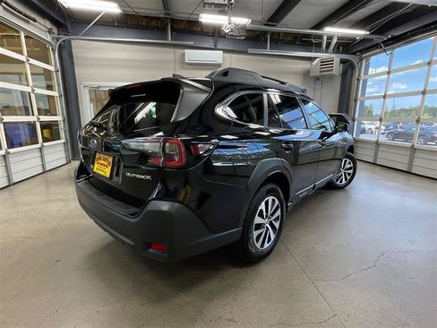 Used 2023 Subaru Outback Premium AWD/4WD image 5