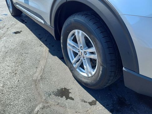 Used 2023 Ford Explorer XLT w/ Equipment Group 202A AWD/4WD image 11