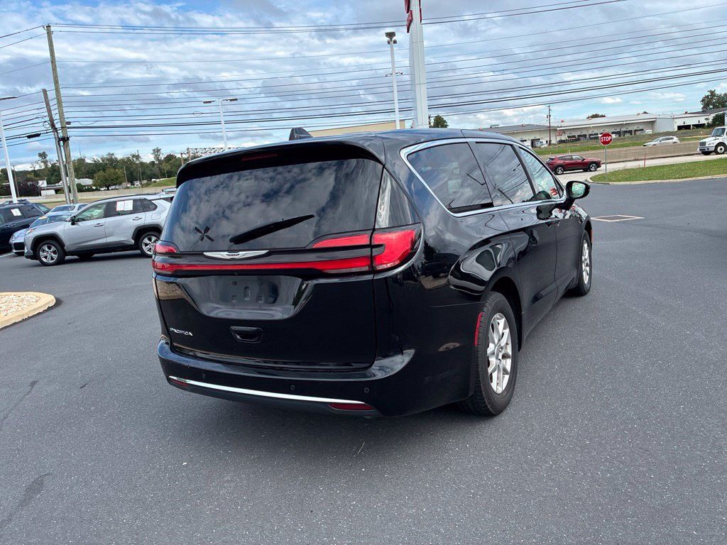 Used 2024 Chrysler Pacifica Touring-L FWD image 10