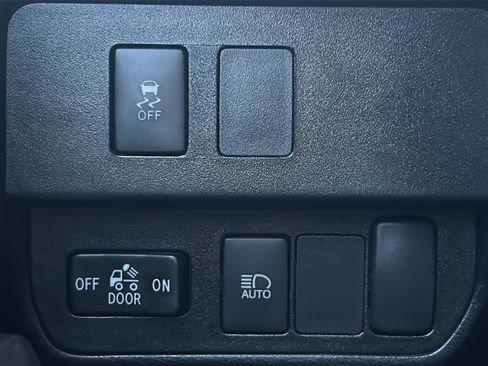 Used 2022 Toyota Tacoma SR5 w/ Technology Package image 16