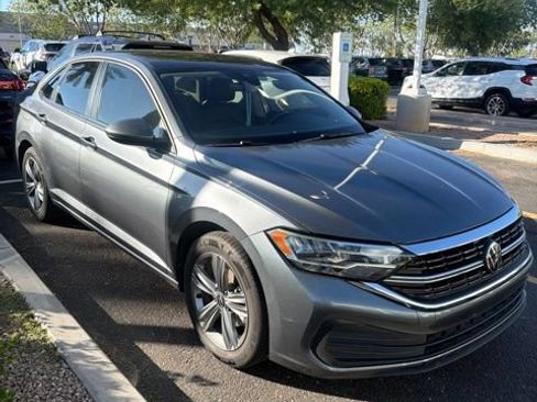 Used 2024 Volkswagen Jetta SE w/ Panoramic Sunroof Package FWD image 2