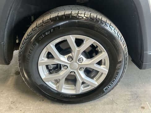 Used 2023 Jeep Grand Cherokee L Limited AWD/4WD image 11