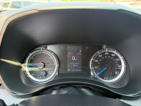 Used 2021 Toyota Highlander LE FWD image 12