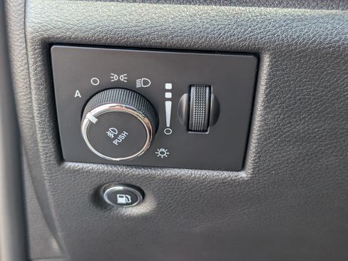 Used 2020 Jeep Grand Cherokee Overland AWD/4WD image 24