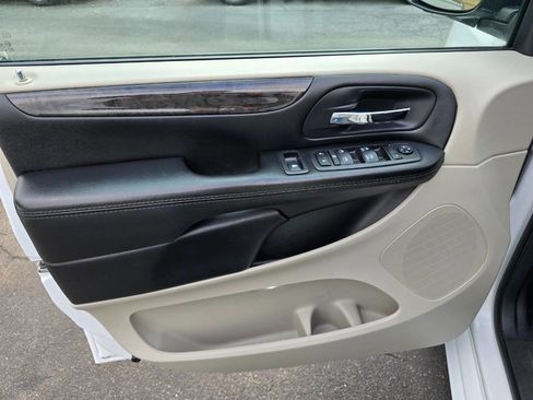 Used 2018 Dodge Grand Caravan SE w/ UConnect Hands-Free Group image 13