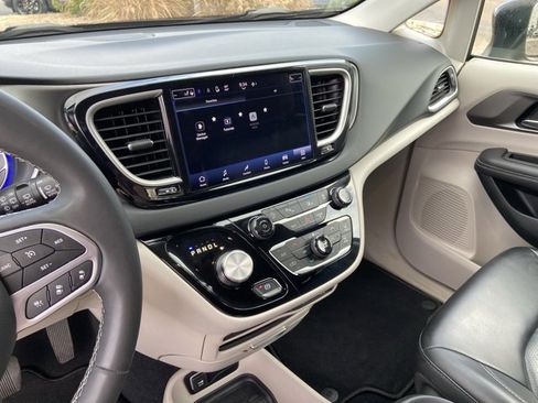 Used 2023 Chrysler Pacifica Touring-L image 22